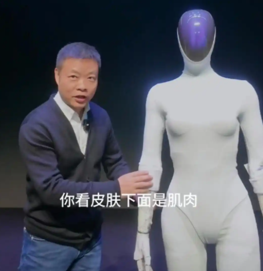 小鹏人形机器人亮相，震惊中外何小鹏耐心解释没有藏人