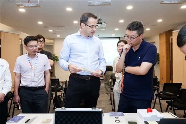 双方观摩机器人演示并深入交流